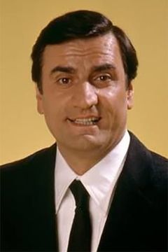 Aldo Maccione interpreta Adriano Serpetti (episodio
