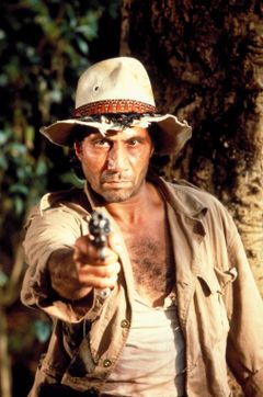 Vic Tablian interpreta Hawker (uncredited)