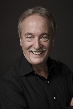 Robert Myers interpreta Protester (uncredited)