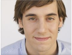 Mike Hanford interpreta Additional Voices (voice)