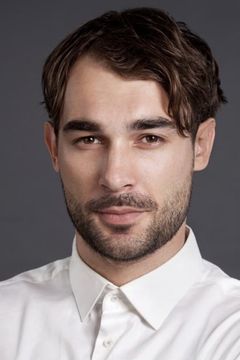 Adam Vacula interpreta Grand Hotel Cannes Security Guard