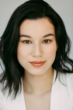 Mya Lowe interpreta Corporal Edwina Yen