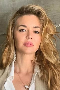 Samantha Lockwood interpreta Mya