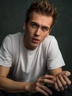 Jackson Bews interpreta Teen Stefan