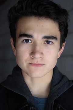 Matthew Jose Vasquez interpreta Derek