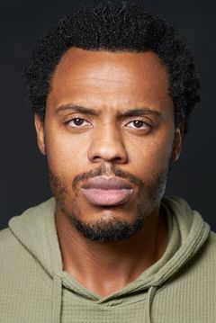 Adebiyi Lanre interpreta Max