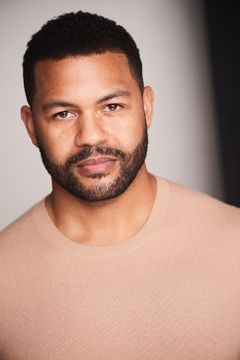 Kristofer Gordon interpreta Hallway Doctor