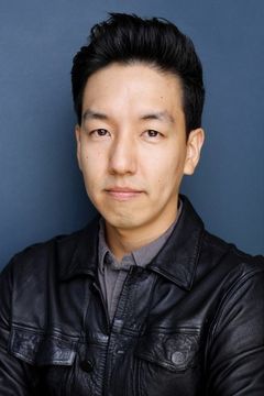 Paul Han interpreta Underground Gambler (uncredited)