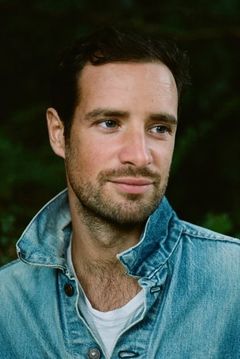 Charlie Carrick interpreta Eli