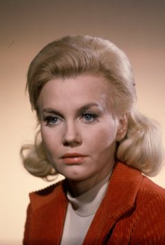 Liz MacRae interpreta Anchor Woman