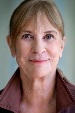 Kate Mitchell interpreta Shirley