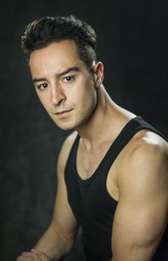 Julian Ferro interpreta Stable Boy (uncredited)