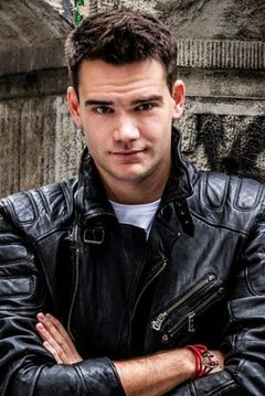 Bojan Perić interpreta Officer at Precinct