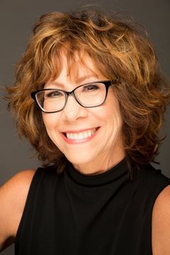 Mindy Sterling interpreta Grandma Bannister