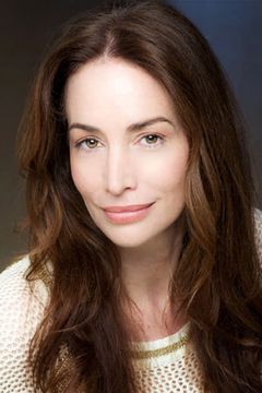 Suzy Joachim interpreta Elaine Vandergeld