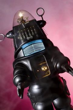 Robby the Robot interpreta Self (uncredited)