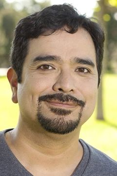Lionel Archuleta interpreta Luis Bungalon
