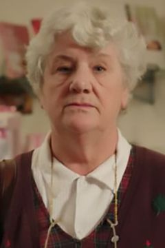 Gina Stockdale interpreta Mrs. Knowles