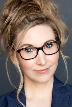 Katherine Von Till interpreta Catwoman / Batcomputer (voice)