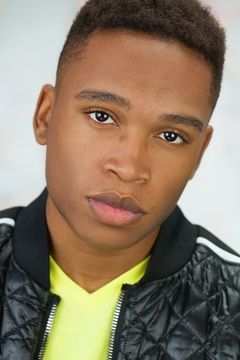 Drew Matthews interpreta Gus