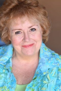 Tracy Weisert interpreta Police Station Woman (uncredited)