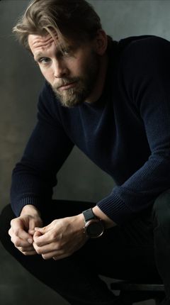 Joel Adrian interpreta Hitman
