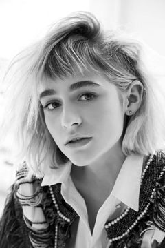Sophia Anne Caruso interpreta Bethany