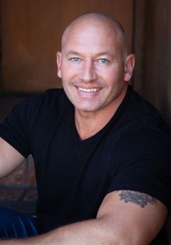 Nick McKinless interpreta Ares Body Double (uncredited)