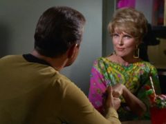 Joan Marshall interpreta Nurse Vera Parker