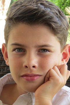 Tristan O'Hare interpreta Groopert (voice)