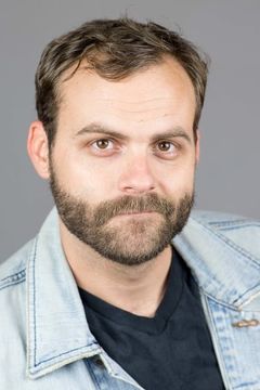 Alex Knight interpreta Aide