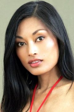 Kira Clavell interpreta Mai