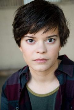 Elizabeth Hinkler interpreta Bathroom Girl #3