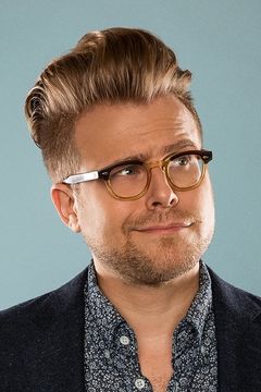 Adam Conover interpreta A Ryan Seacrest Type