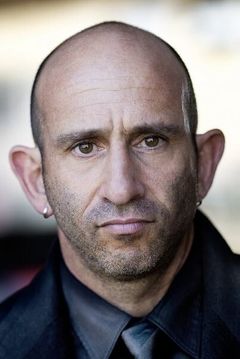 Christopher Neiman interpreta Big Ear Cop