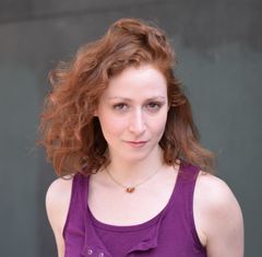 Mollie Israel interpreta Little Girl
