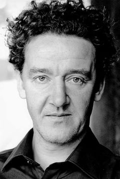 Gregor Truter interpreta James Hemmings