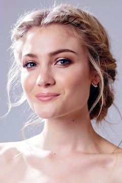 Skyler Samuels interpreta Beth Harding