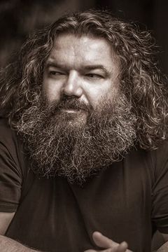 Toby Hargrave interpreta Local Boat Mechanic