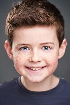 Alfie Kennedy interpreta Straker