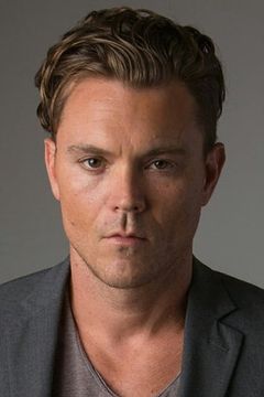 Clayne Crawford interpreta Thad