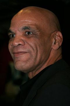 Paul Barber interpreta Frederick