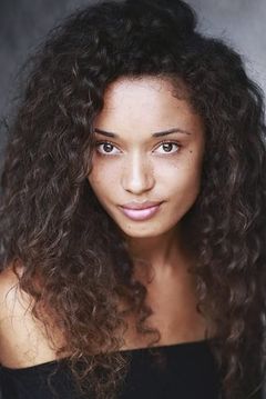 Olivia Swann interpreta Astra Logue