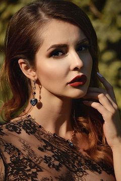 Natalya Nikolaeva interpreta Barbara Stanton
