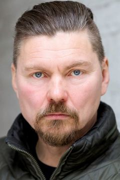 Jukka Hiltunen interpreta Karl