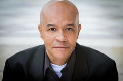 Kevin Jiggetts interpreta FBI Agent