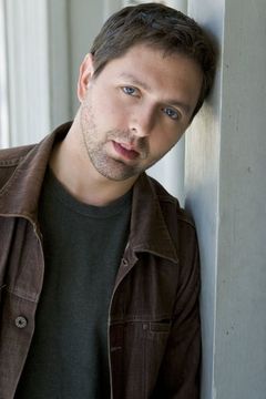 Jonathon Gentry interpreta Marlon