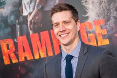 Adam Sztykiel interpreta Officer Casey (voice)