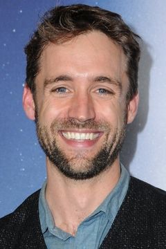 Reid Carolin interpreta Paul