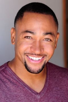 Percy Daggs III interpreta Wallace Fennel